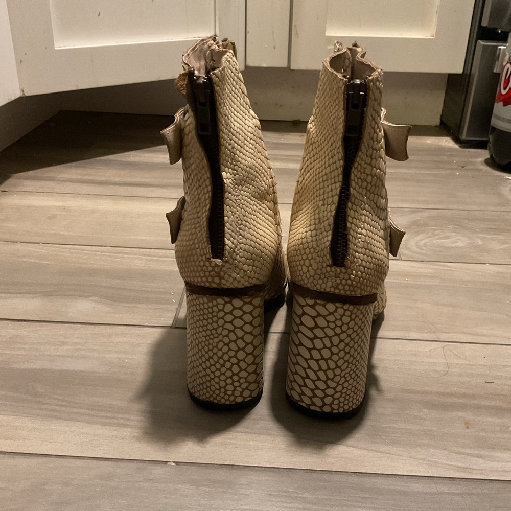 Freebird Joey White Snake Leather Ankle Booties Boots Shoes Western sz 10 - Picture 10 of 13